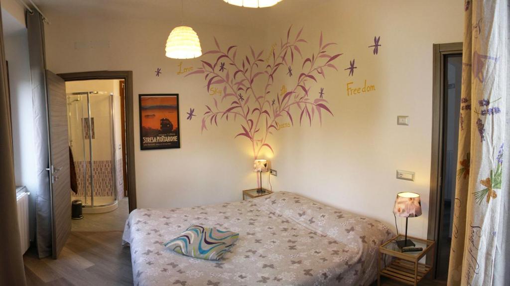 斯特雷萨加塔维奥拉公寓的卧室配有一张挂在墙上的植物床
