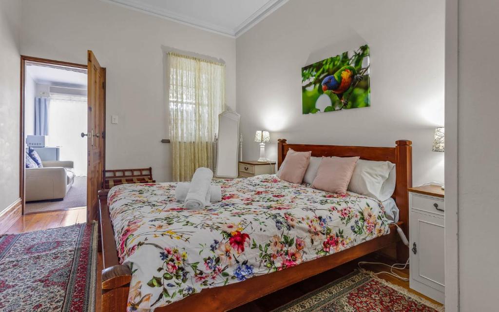 开普敦杰维斯BIG4 Cape Jervis Accommodation & Caravan Park的一间卧室配有一张床和被子