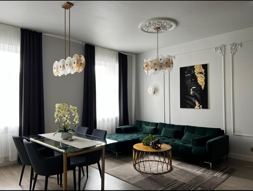 叶尔加瓦Raina apartment Gold的客厅配有绿色沙发和桌子