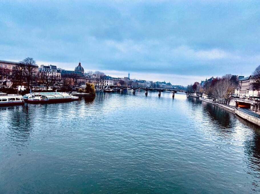 巴黎Le Cœur de l’Île Saint-Louis, you will love it!的享有河流美景,船上有船只