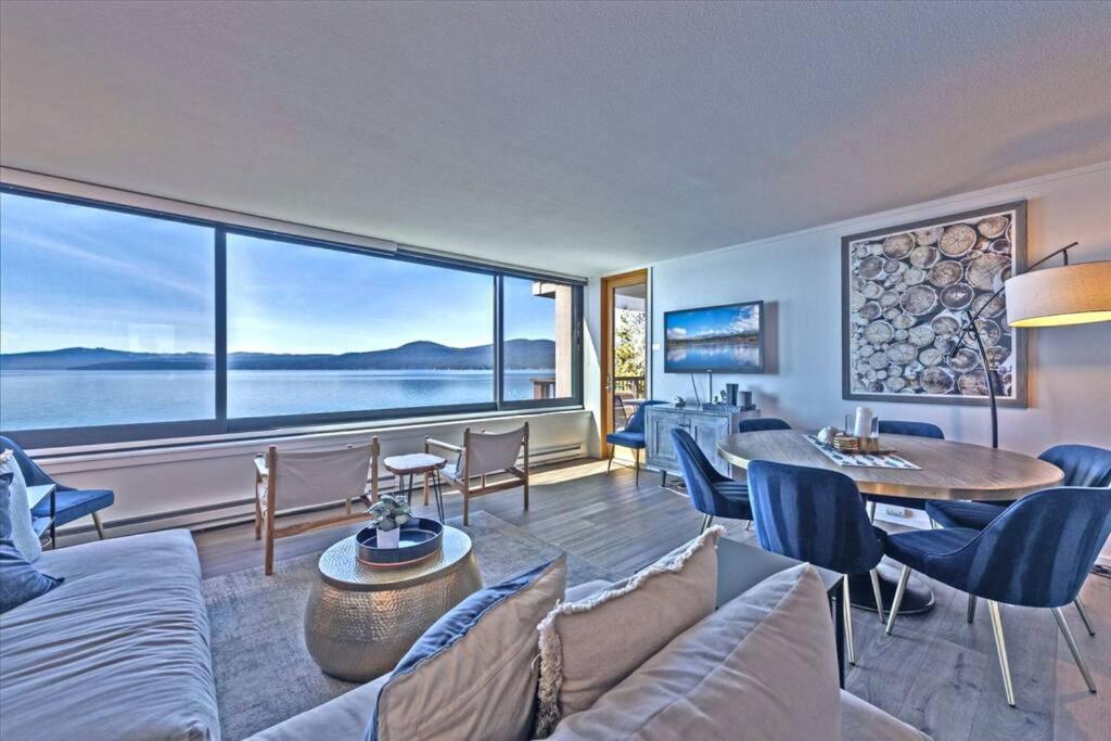 国王海滩Luxurious Lakefront Condo with Lake Views in Brockway Springs Resort Close to Slopes的带沙发和大窗户的客厅