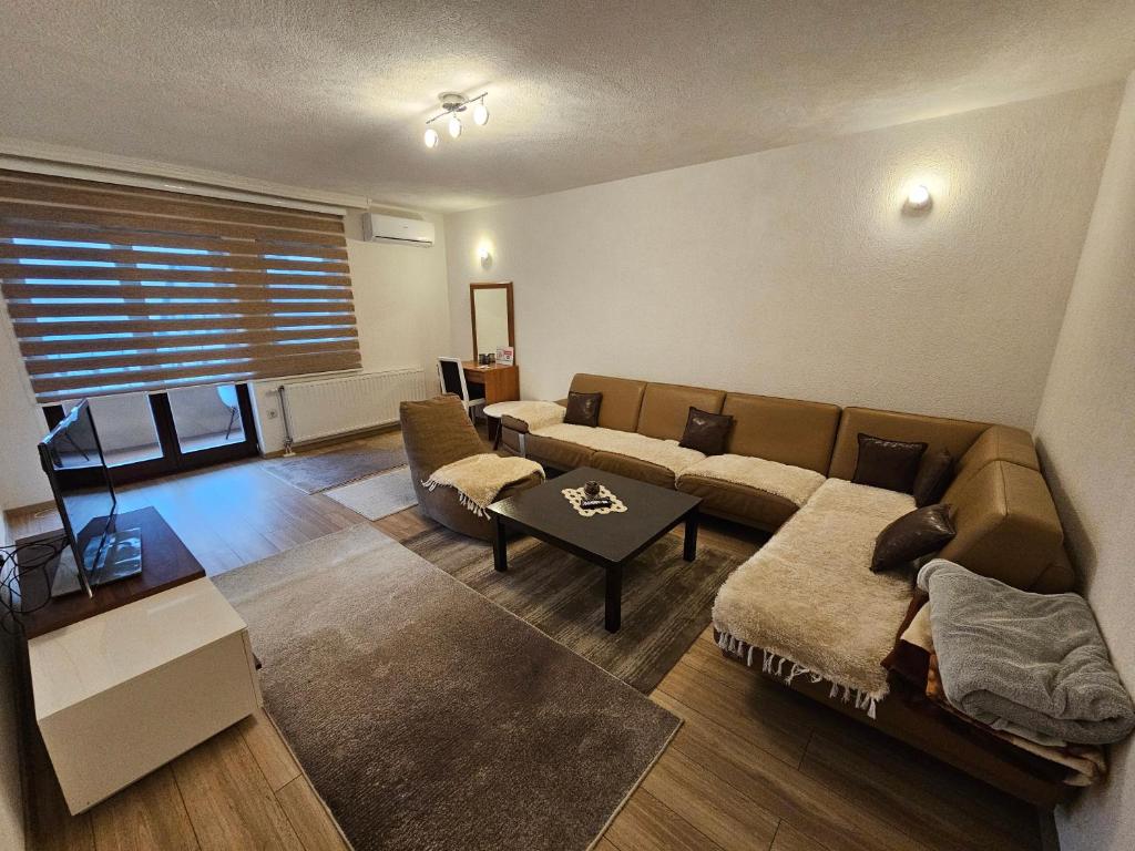 普里兹伦Dardania-Home的客厅配有沙发和桌子