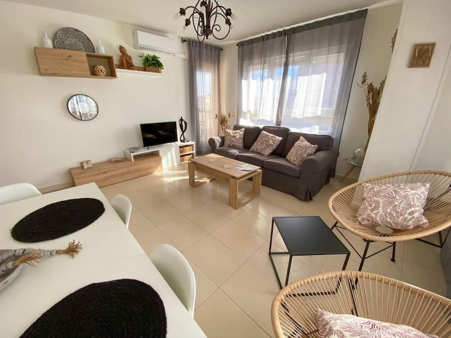 莱德斯马-.Villa Nena 2.0.-的客厅配有沙发和桌子
