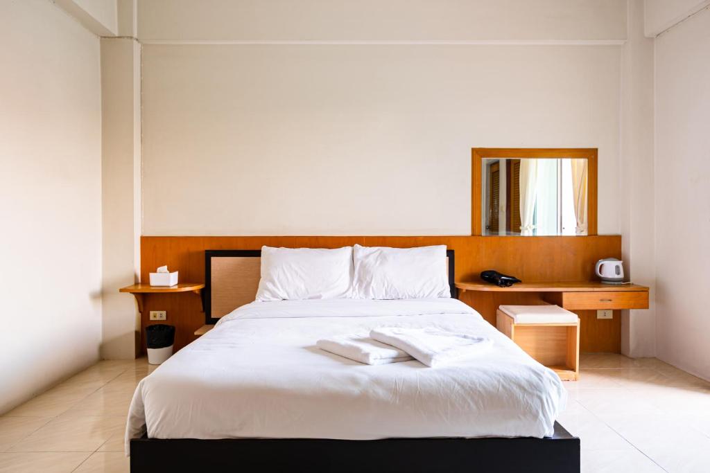 莱卡邦GO INN Suvarnabhumi Airport的卧室配有一张白色大床和木制床头板