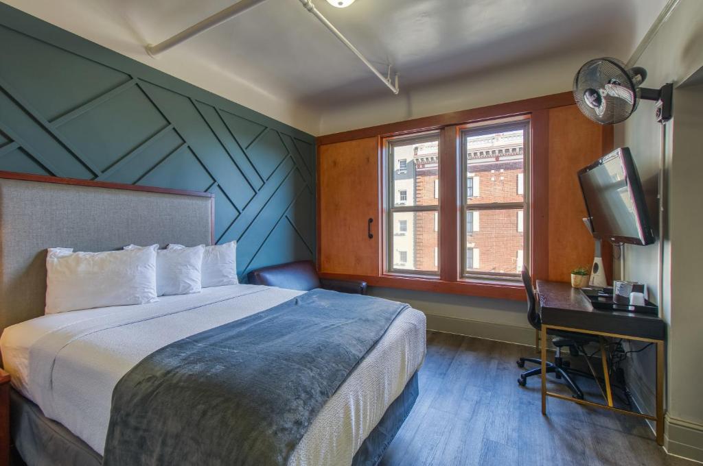 旧金山拉姆酒店的一间卧室配有一张床和一台电视。