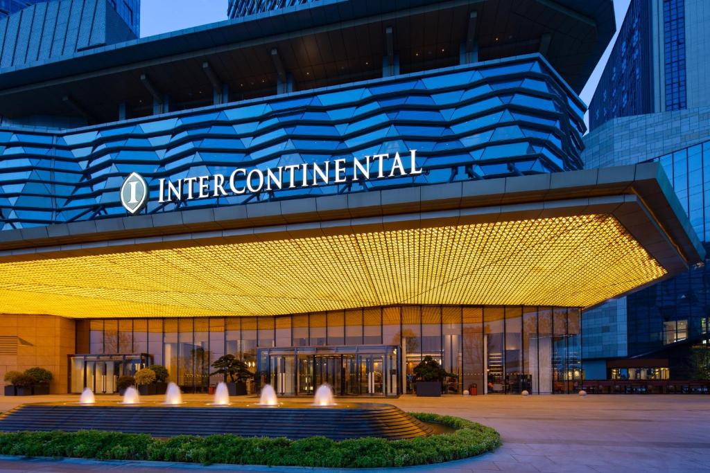 泉州泉州泰禾洲际酒店的带有国际产科中心读物标志的建筑