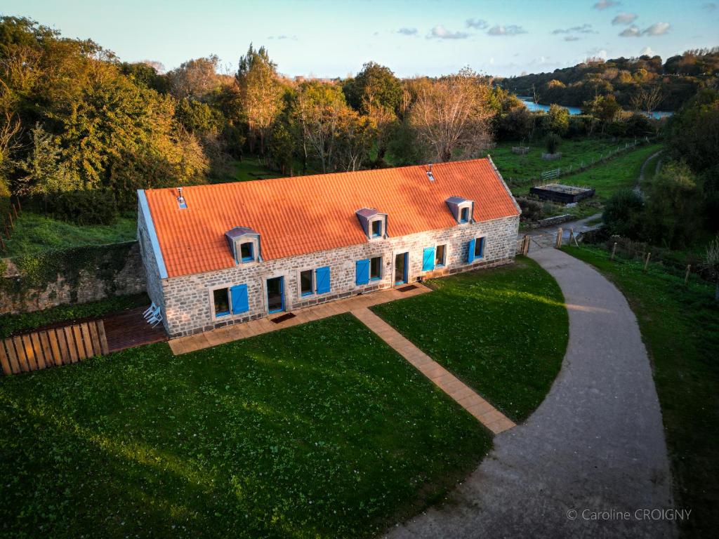 TardinghenLe Petit Phare Gîtes du Littoral的享有橙色屋顶房屋的空中景致