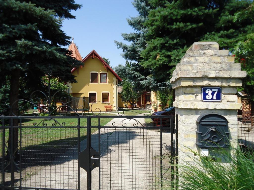 帕利克Prenoćište Vila Stara Breza的房屋前的大门,上面有标志