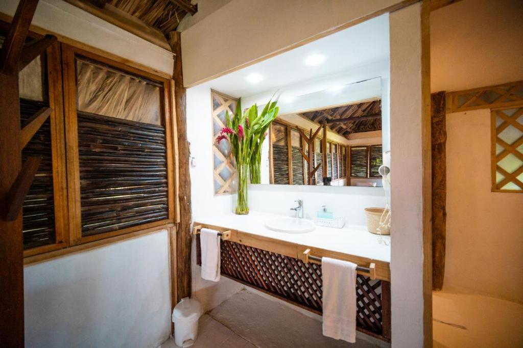巴尔Hotel Playa Scondida的一间带水槽和镜子的浴室
