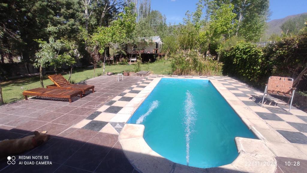 卢汉德库约aires de montaña的庭院内的游泳池,带庭院