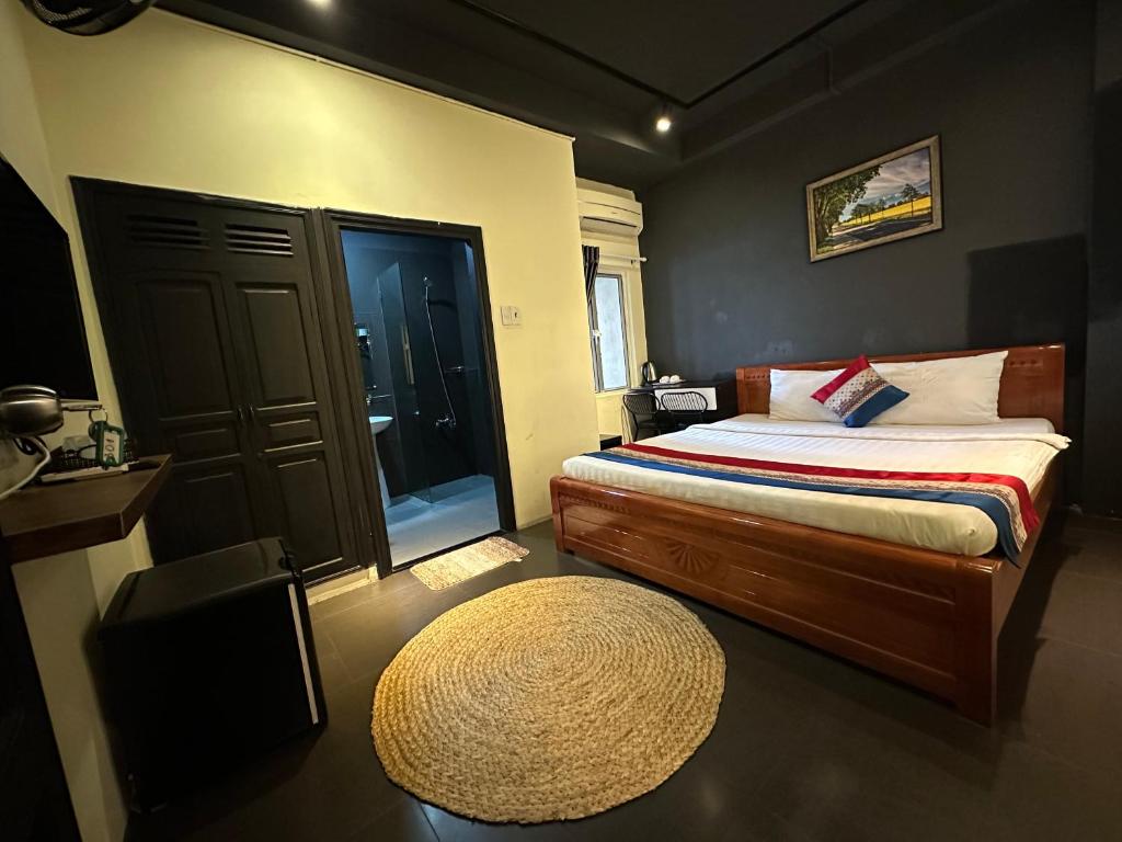 胡志明市Saigon Chill Hostel的卧室配有床和圆形地毯。