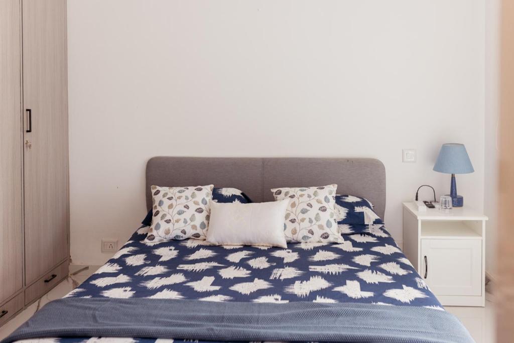 班加罗尔Luho C 7的一张带蓝色和白色床单及枕头的床
