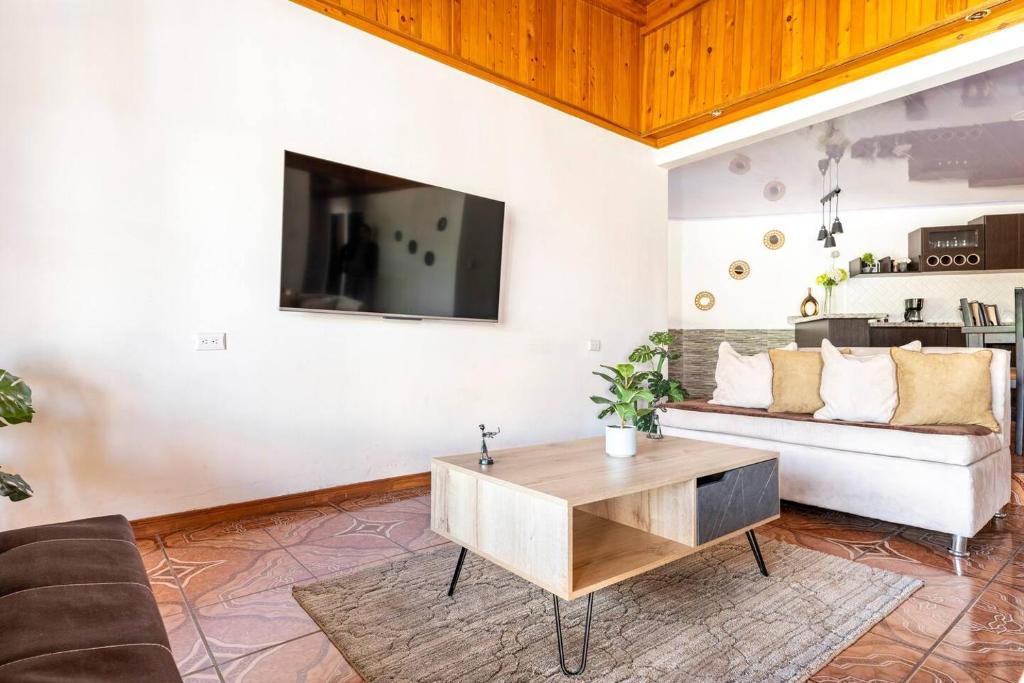 迦太基Refugio Sereno en Cartago B&B的客厅配有沙发和桌子