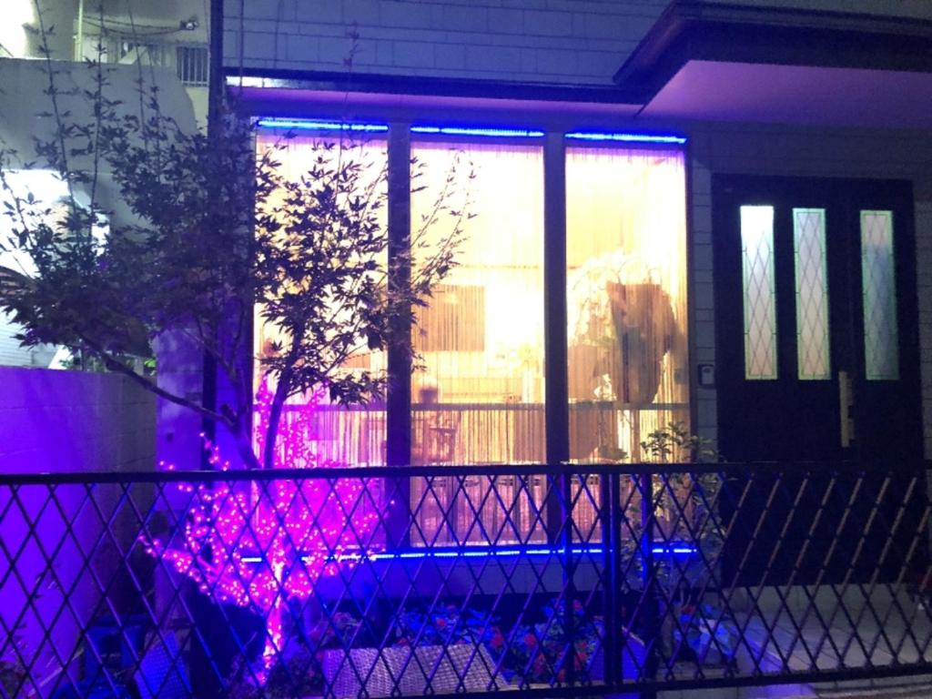 东京冠京ホテル的窗户上灯亮紫色的房屋