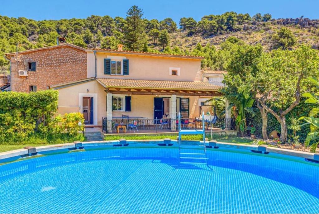 索列尔Can Freixa, fantástica villa con piscina的别墅前设有游泳池