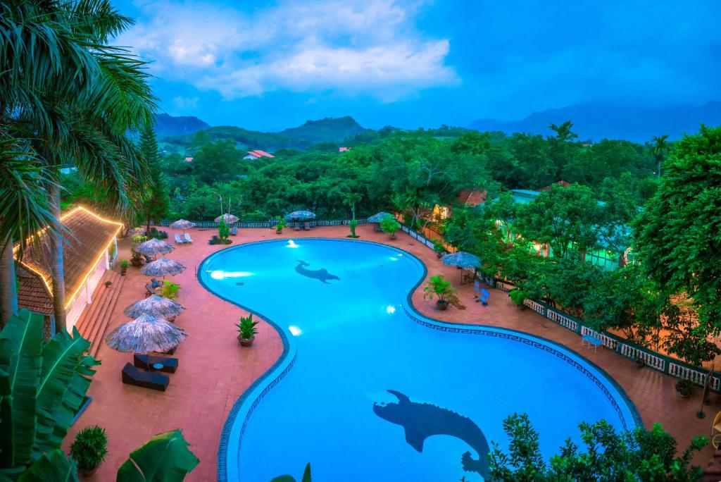 和平VResort Kim Boi - Hoa Binh的享有度假村游泳池的顶部景致