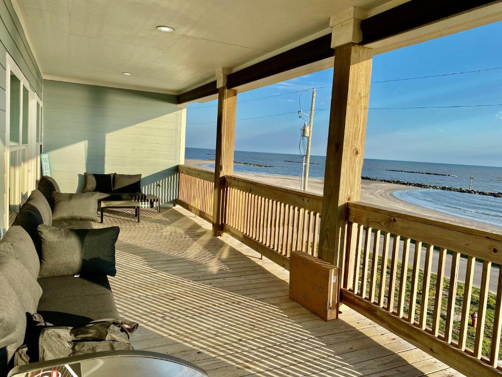 卡梅伦OceanFront home near HollyBeach的一个带屏风的门廊,享有海滩美景