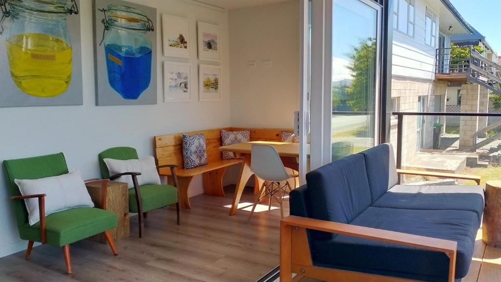 特卡波湖Lake Tekapo Double Room shared facilities的配有椅子和桌子的房间以及窗户