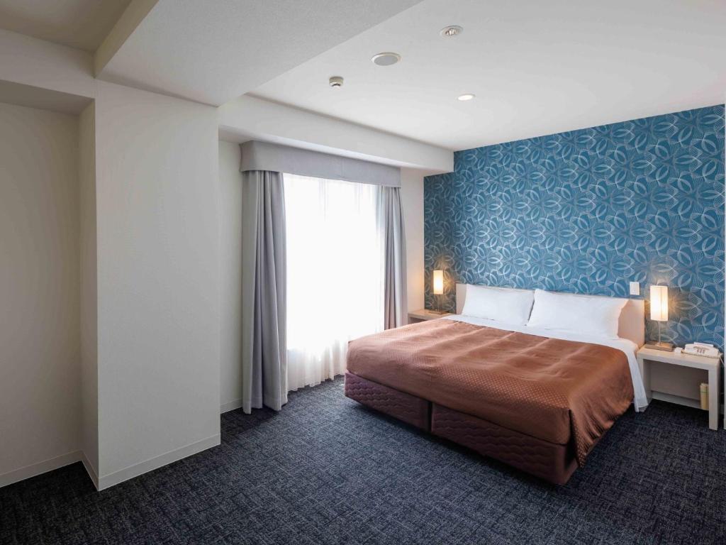 常滑市J - HOTEL RINKU - Vacation STAY 42908v的酒店客房设有床和窗户。