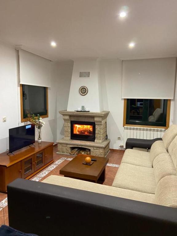 维戈Preciosa casa en Bembrive的带沙发和壁炉的客厅