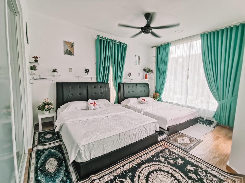 Kota BharuInap Idaman 5 With 2 Queen Bed In Kubang Kerian的卧室内的两张床,配有绿色窗帘