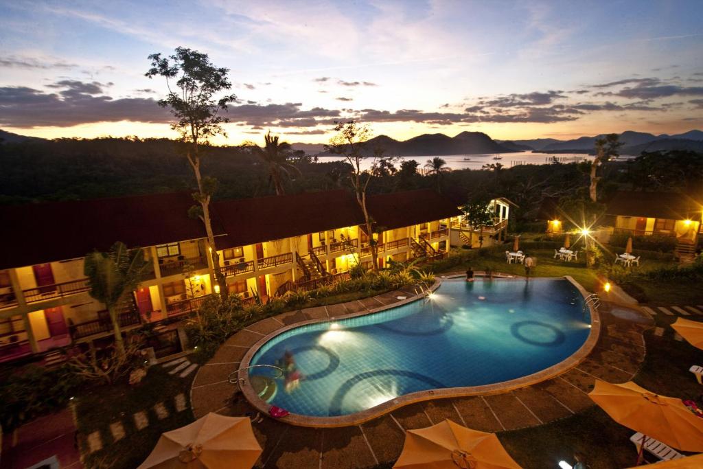 科隆亚洲汇景酒店的享有度假村游泳池的景色