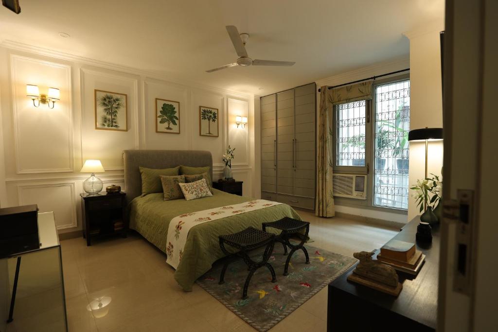 新德里R6 Luxury Peacefull & Comfortable的一间卧室配有一张床、一张桌子和一个窗户。