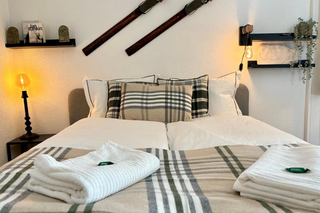 贝特默阿尔卑Charming studio, Bettmerhorn view的一间卧室配有带毛巾的床
