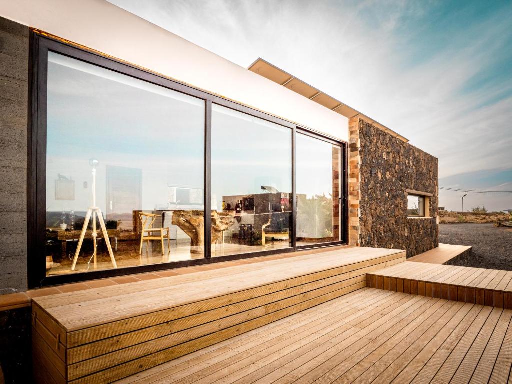 维拉韦德CASA LA BOCAINA - private villa with panorama & ocean view的房屋设有大窗户和木制甲板