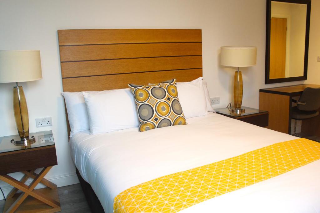 赫尔Maze apartments and rooms的一张位于酒店客房的床位,配有两盏灯