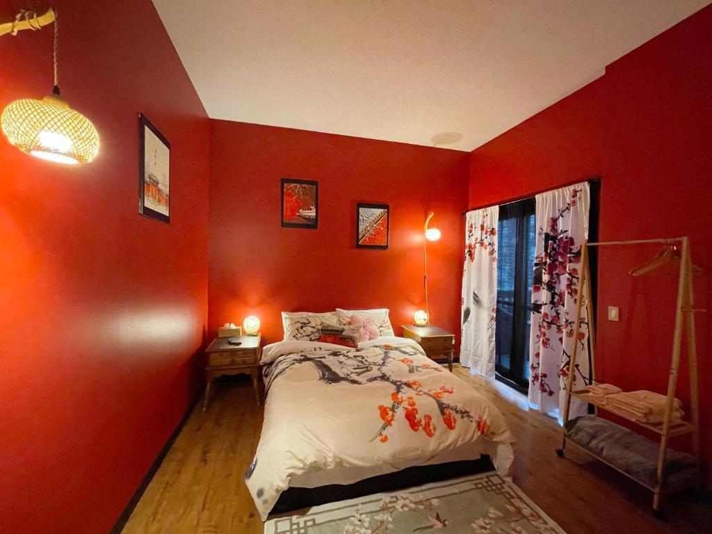 卡尔加里Lu Yao Inn OP的红色的卧室设有床和窗户