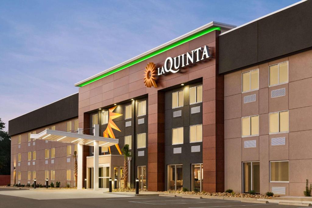 哥伦比亚La Quinta Inn by Wyndham Columbia NE Fort Jackson的 ⁇ 染酒店
