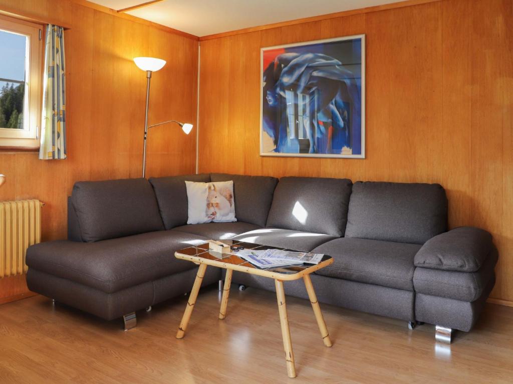 FrauenkirchApartment Haus Chumma Apt1 by Interhome的客厅配有沙发和桌子