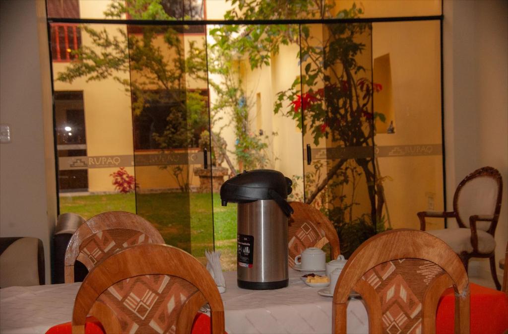 奥兰太坦波Inka's Haven Hotel的桌椅和咖啡设施