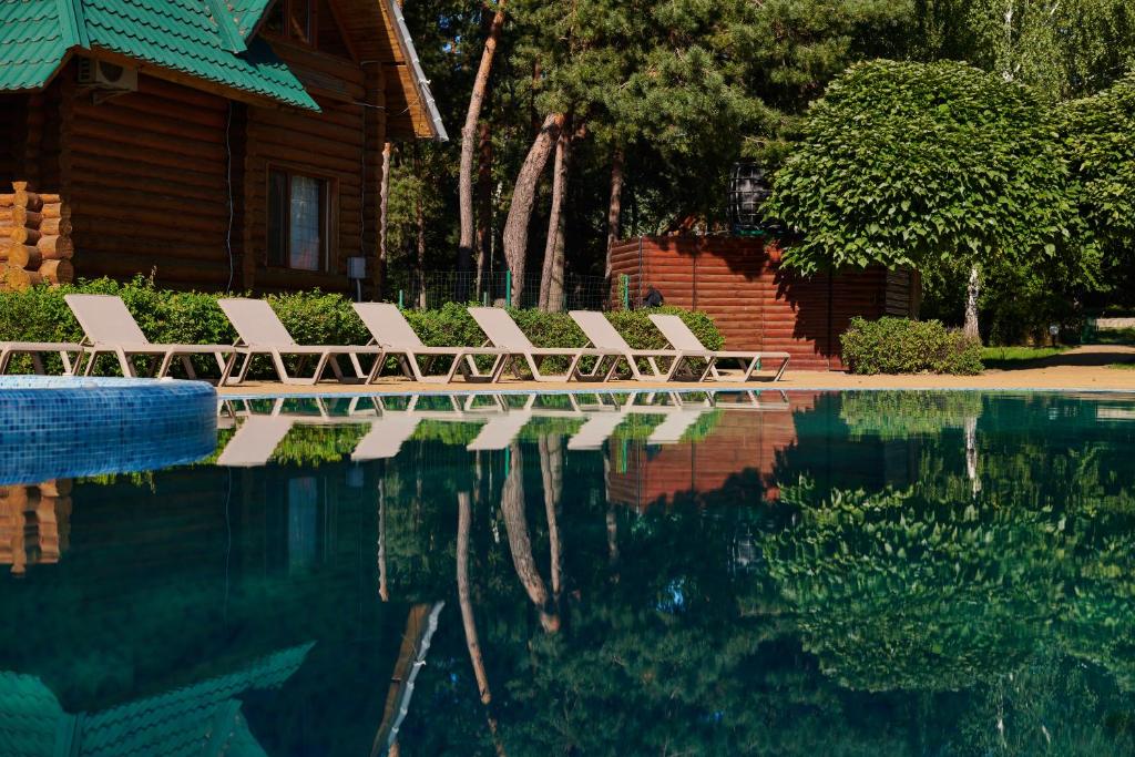 格列博夫卡Ліс&More的游泳池旁一排白色椅子