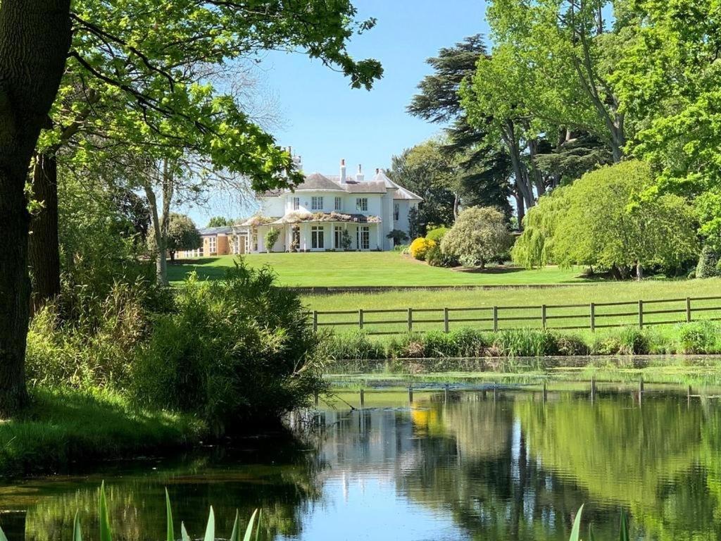 BuckinghamshireDenham Mount的前面有池塘的房子