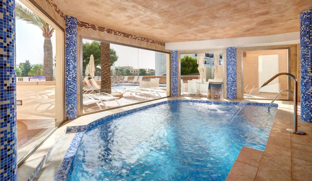卡拉达沃阿祖尔海滩公寓的游泳池,位于带泳池导览器的酒店客房内
