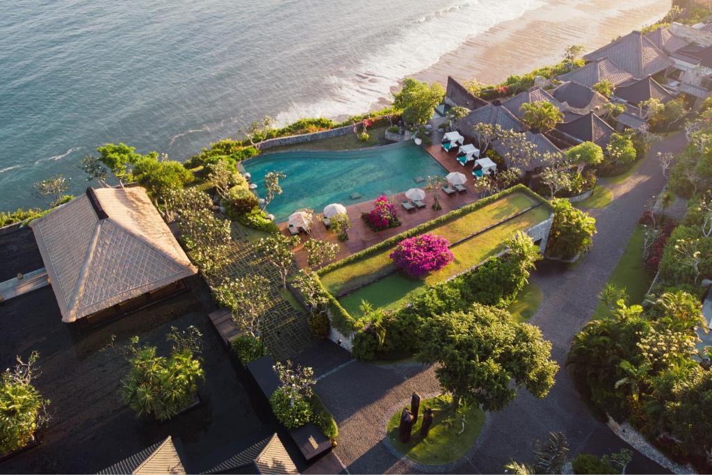 乌鲁瓦图宝格丽巴厘岛度假别墅酒店的享有带游泳池的度假村的空中景致