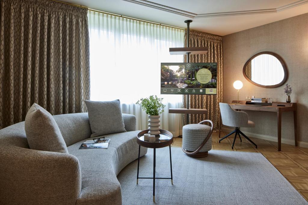居特斯洛居特斯洛公园酒店的客厅配有沙发和桌子