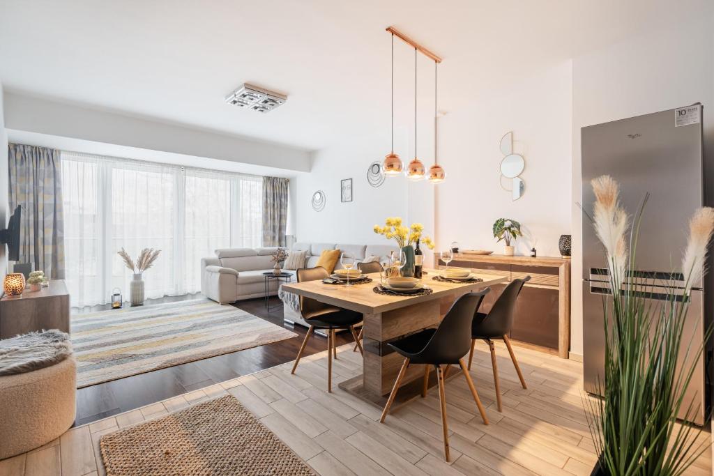 布达佩斯Premier Pest Side Apartment的厨房以及带桌椅的起居室。