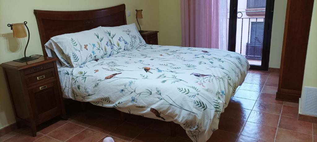 LanzahitaLa belleza del Tietar的一张带鱼的白色棉被的床