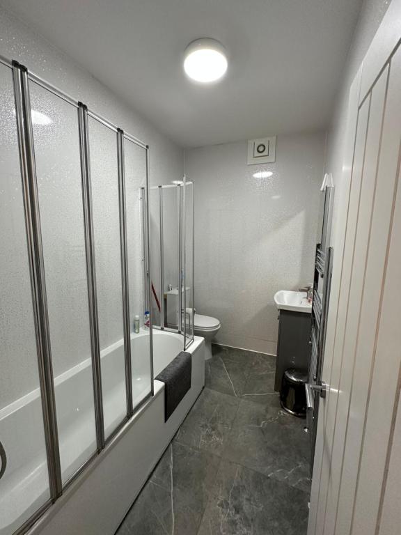 滨海绍森德Herbies Stay的带浴缸、卫生间和盥洗盆的浴室