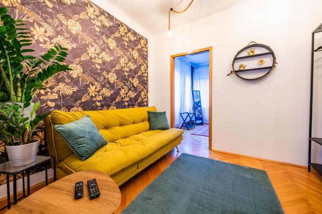 格拉茨Modernes Appartement的客厅配有黄色的沙发和桌子