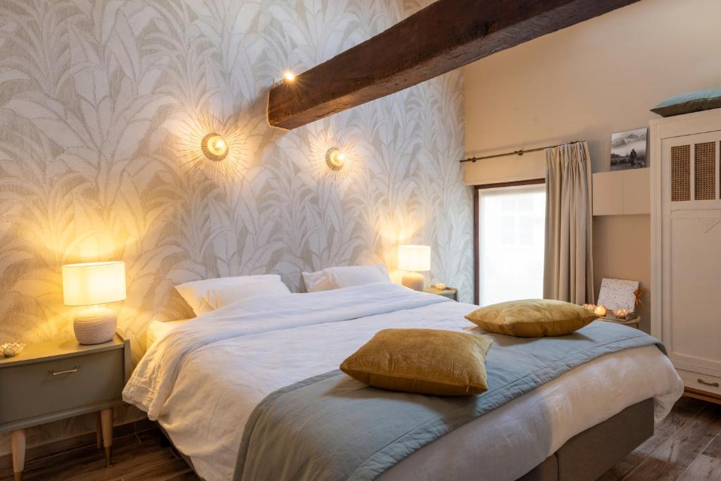 Leuze-en-HainautLa Bergerie的一间卧室配有一张大床和两个枕头