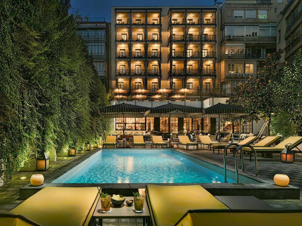 巴塞罗那H10大都会4 *索普酒店的大楼前设有游泳池的酒店