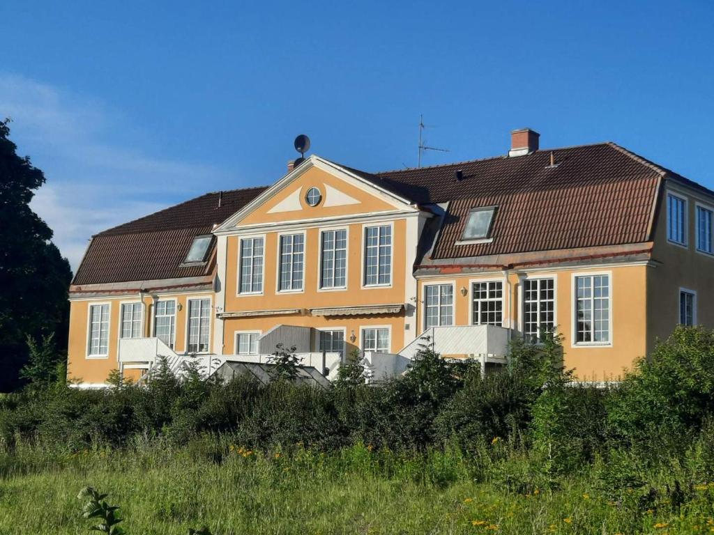 StorvikSemester Hem 2 Storvik的棕色屋顶的大型黄色房屋