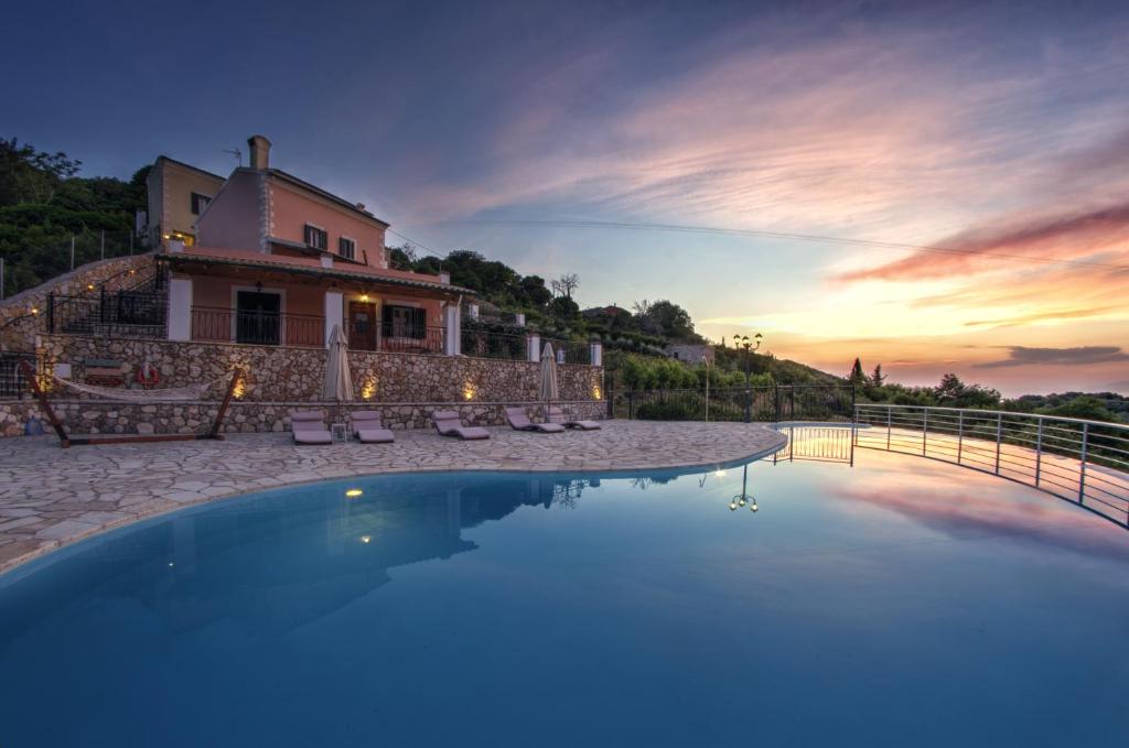 SokrákionAgallis Corfu Residence的别墅前设有游泳池