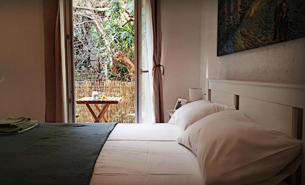 布德瓦Bonaca Apartments的一间卧室设有一张床和一个大窗户