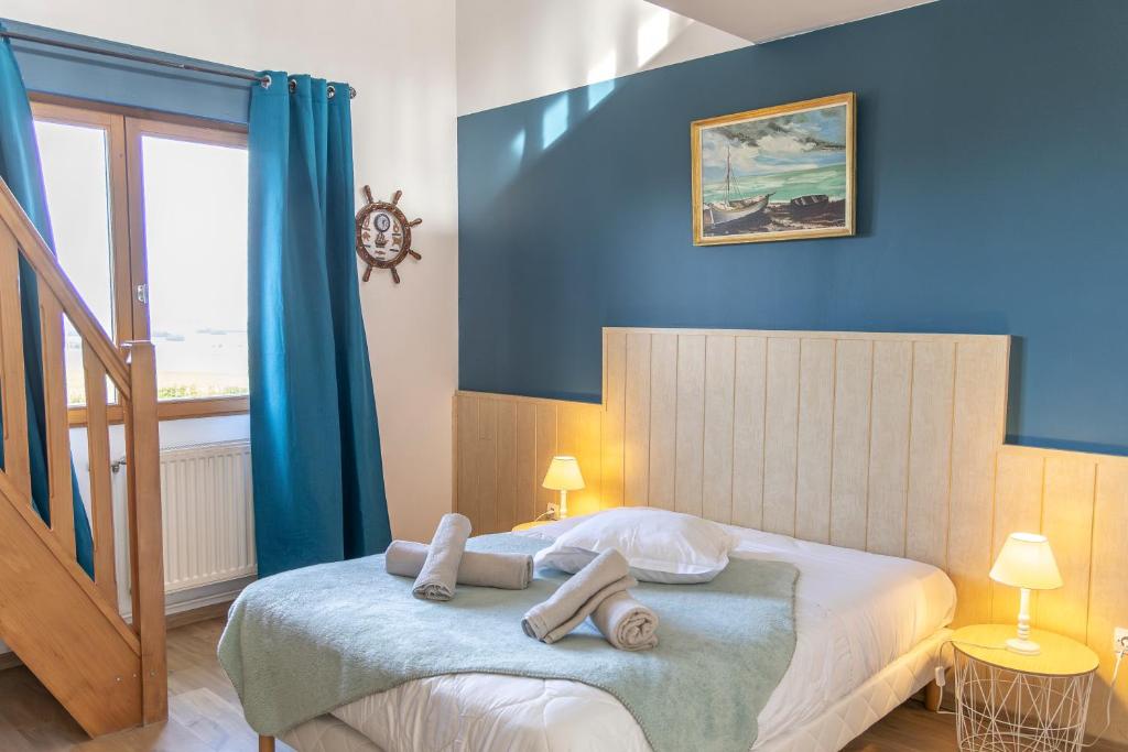 菲耶讷La Ferme Du Grand Air的一间卧室配有带毛巾的床