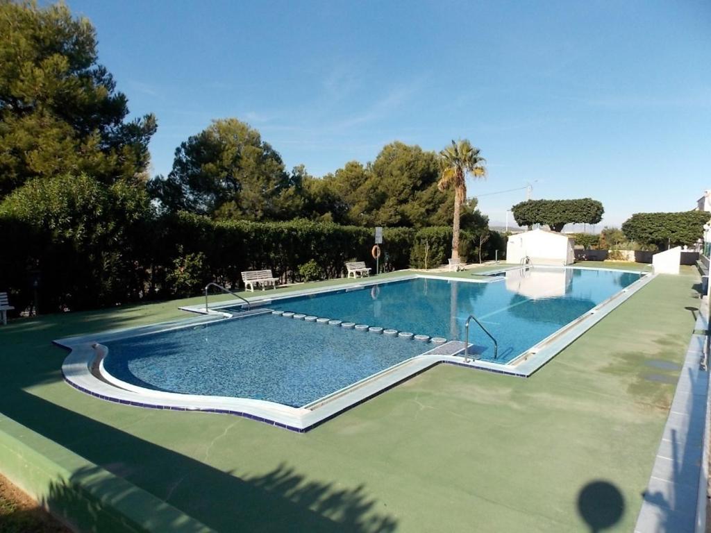 拉马他Corinto 2428的一座大游泳池,位于一个树木繁茂的庭院内